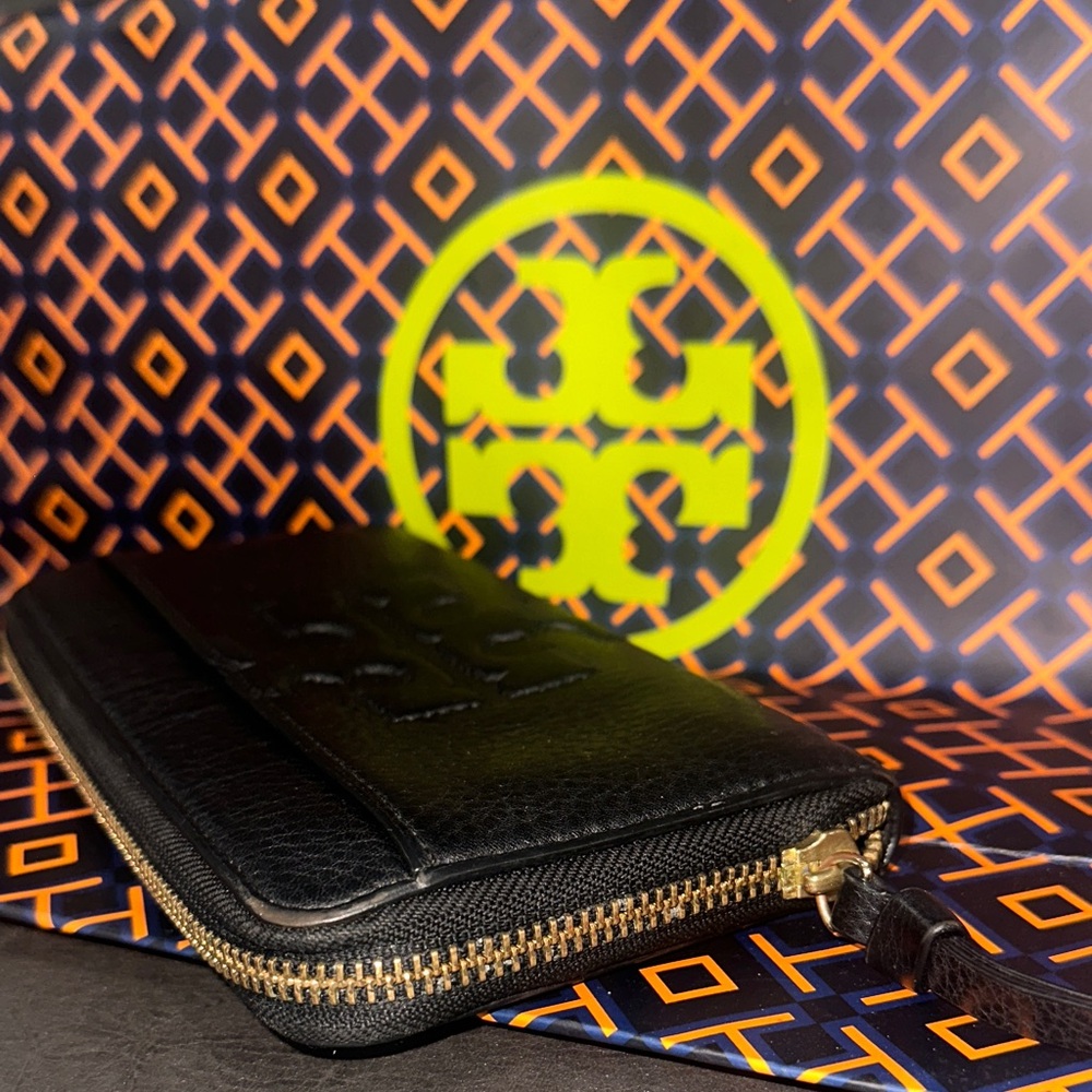Tory Burch Thea Zip Continental Wallet. - Picture 4 of 9